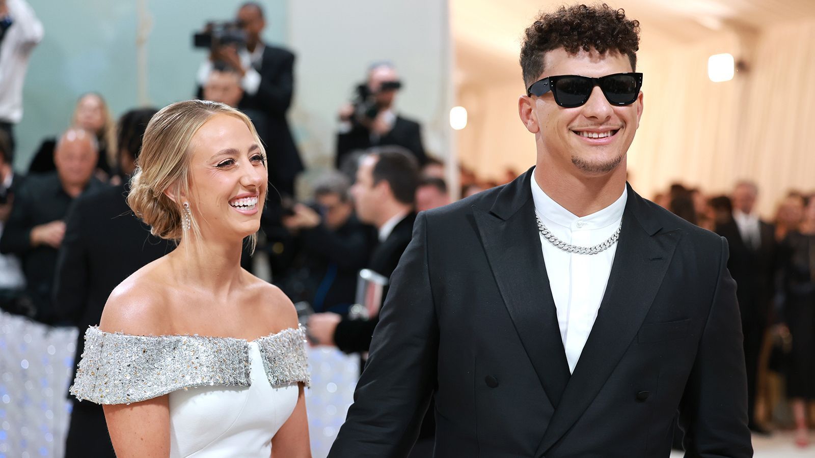 
                <strong>Patrick Mahomes</strong><br>
                Touchdown im Modegeschmack? Gemeinsam mit seiner Frau Brittany zog Super-Bowl-Gewinner Patrick Mahomes die Blicke auf sich. Wie Federer setzte auch der Quarterback der Kansas City Chiefs auf eine Sonnenbrille und kombinierte dazu Anzug und ein kragenloses weißes Hemd. 
              