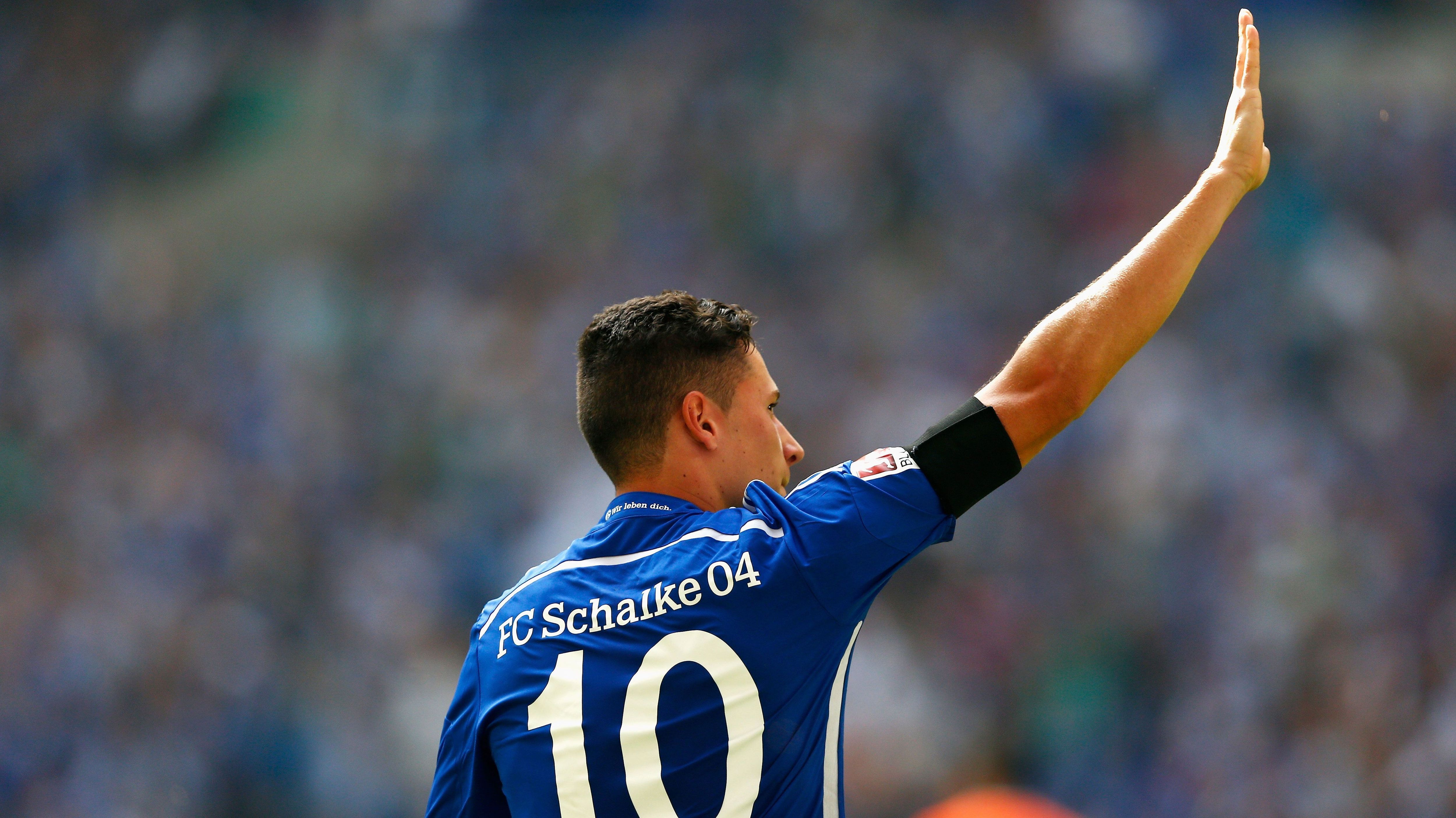 
                <strong>Julian Draxler (VfL Wolfsburg)</strong><br>
                Julian Draxler: Wenn Zwei sich streiten, freut sich der Dritte: Juventus Turin will Julian Draxler verpflichten, der FC Schalke 04 kann sich mit dem italienischen Verein nicht einigen und am Schluss wechselt Draxler zum VfL Wolfsburg. Dafür freuen sich die Knappen über rund 35 Millionen Euro Ablöse.
              