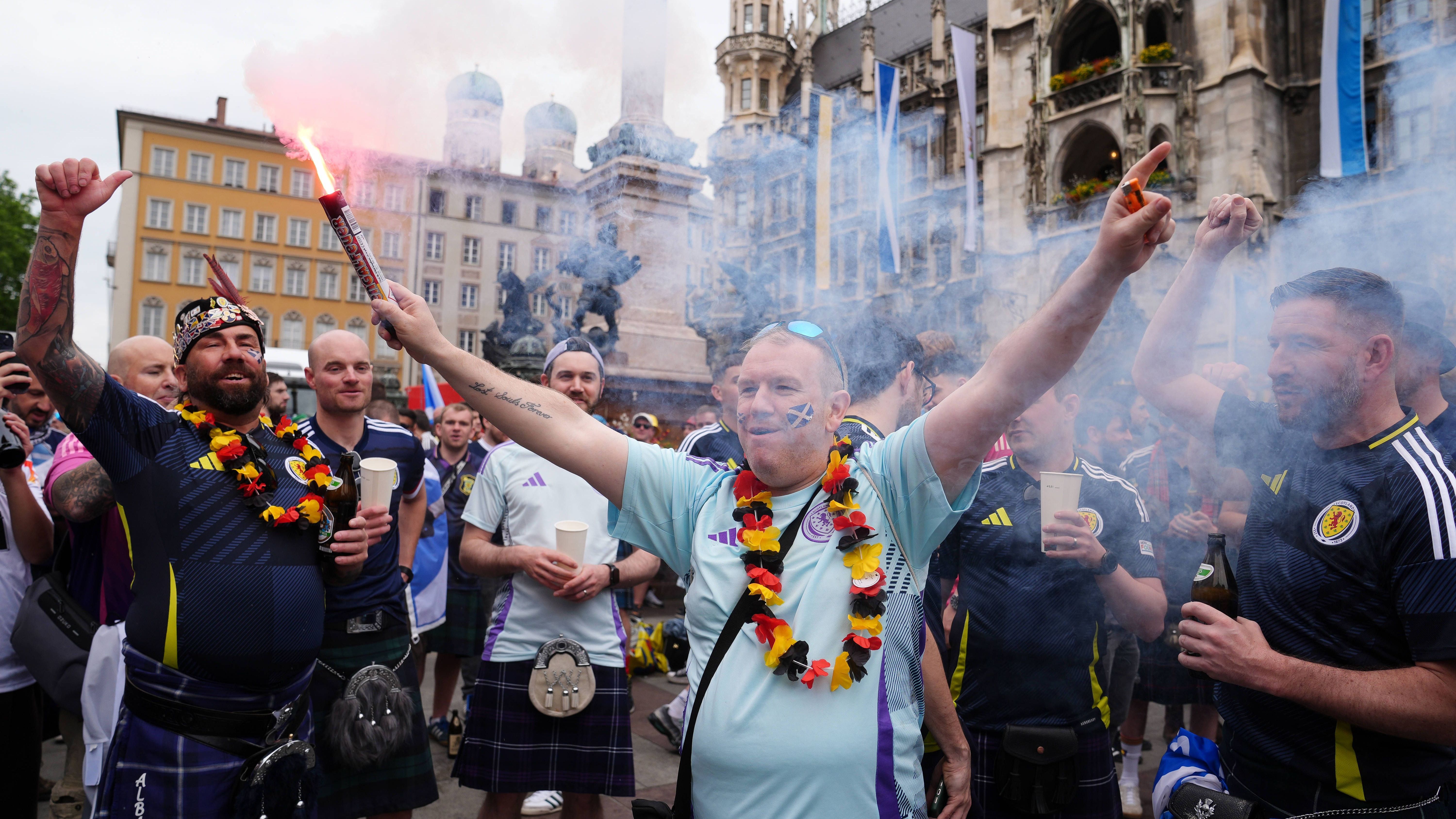 <strong>EM-Auftakt in Bildern</strong><br>Hawaiikette in den Deutschland-Farben und Pyrotechnik in der Hand - diese schottischen Supporter haben anscheinend eine gute Zeit in der Innenstadt.