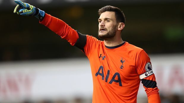 
                <strong>Hugo Lloris</strong><br>
                Die Mutter Anwältin, der Vater Banker. Da hätte Lloris nicht unbedingt die Torwarthandschuhe anziehen müssen, um reich zu werden, zumal der heutige Nationalkeeper Frankreichs als Teenager auch noch ein großes Tennis-Talent war. Wie sehr er sich mit seinem Beruf identifiziert, zeigt eine traurige Begebenheit aus dem Jahr 2008. Damals starb Lloris' Mutter während eines Spiels seines damaligen Klubs Nizza. Doch der Torhüter nahm im Anschluss nicht die vom Verein gewährte Auszeit in Anspruch, sondern stand zwei Tage später schon wieder zwischen den Pfosten.
              