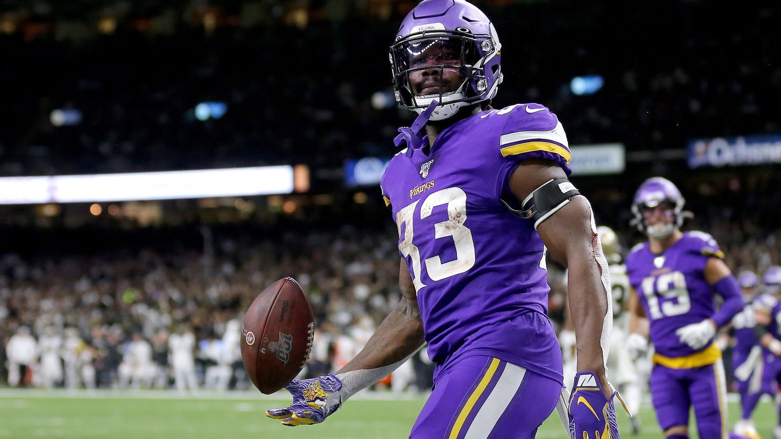 
                <strong>Platz 5: Minnesota Vikings</strong><br>
                Vorausgesetzt Dalvin Cook streikt nicht, stellen die Minnesota Vikings eines der explosivsten und in der Breite sehr gut aufgestellten Backfields der Liga. Denn hinter Cook überzeugten in der vergangenen Saison auch Alexander Mattison und Mike Boone. Ameer Abdullah bietet mit seinen Qualitäten als Receiver eine zusätzliche Gefahr. Doch die Hauptlast wird dennoch Cook tragen, der mit seiner Explosivität im Outside-Zone-Blocking-Scheme der Vikings ideal eingesetzt wird. Auch Minnesota möchte Kirk Cousins weitestgehend entlasten und baut die Offense über das Laufspiel auf, sodass die Vikings wieder viele Laufversuche sammeln werden.
              