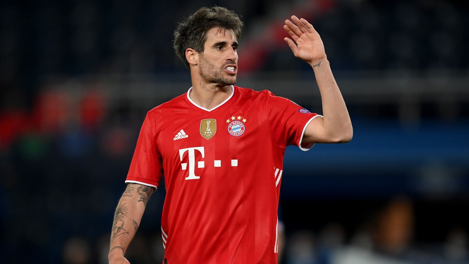 
                <strong>Javi Martinez (seit 2012 beim FC Bayern München)</strong><br>
                Den dritten Abgang eines langjährigen Leistungsträgers, den die Münchner im Sommer 2021 kompensieren müssen, ist jener von Javi Martinez. Als der Spanier 2012 von Athletic Bilbao an die Säbener Straße wechselte, war er mit einer Ablösesumme von 40 Millionen Euro der damals teuerste Bundesliga-Transfer. Zusammen mit den anderen Langzeit-Leistungsträgern Alaba und Boateng sammelte Martinez mit den Bayern zahlreiche Titel. Alleine neun Mal klappte es mit der deutschen Meisterschaft. "Ich bin offen in alle Richtungen und schaue nach der besten Option für mich", ließ sich Martinez in Sachen Zukunftsplanung zuletzt im "Kicker"-Interview nicht in die Karten blicken, wie es für ihn sportlich weitergeht. Gerüchten zufolge soll Athletic Bilbao an einer Martinez-Rückkehr interessiert sein.
              