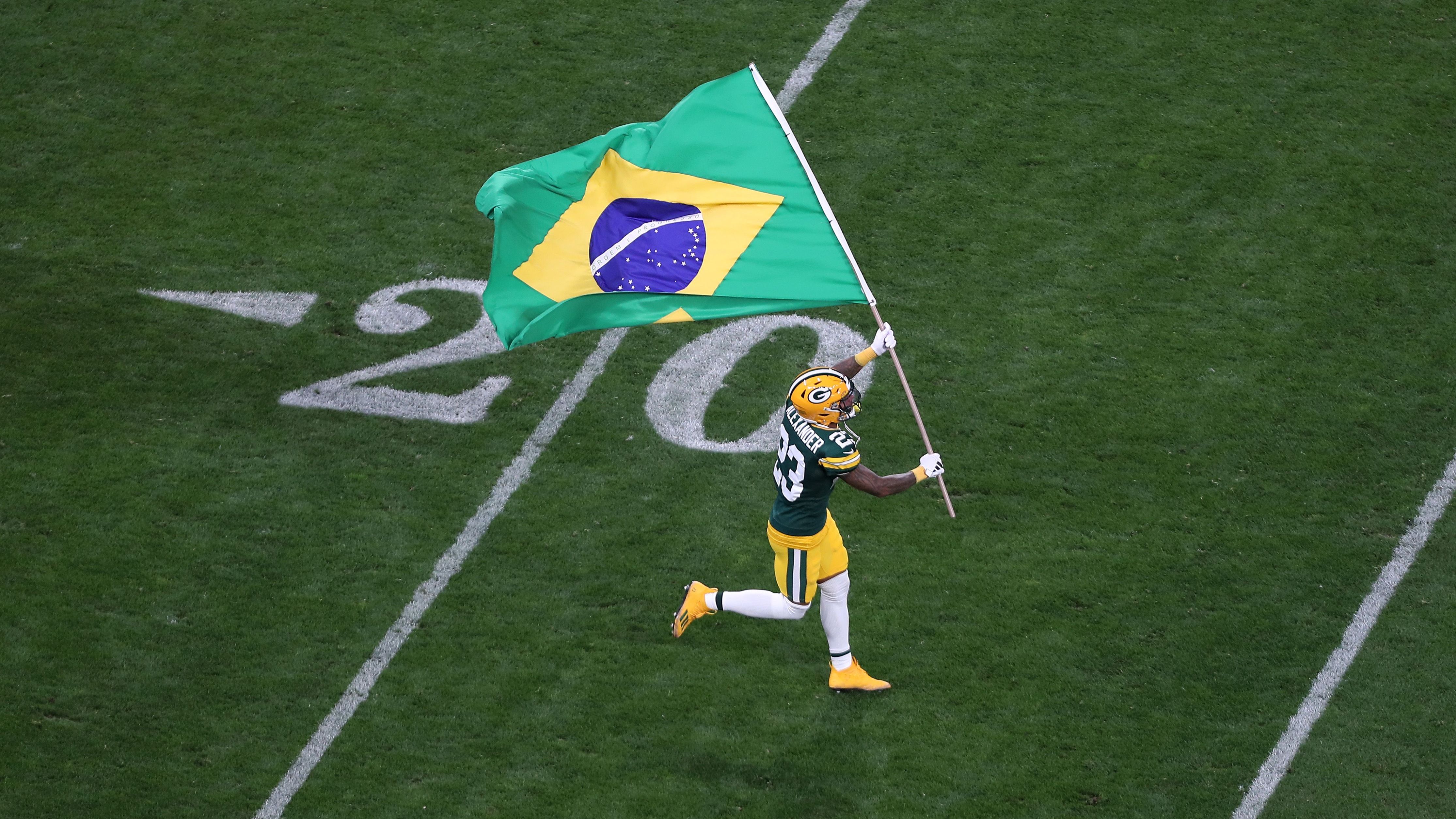 <strong>Braaaazil!</strong><br>Auch die Packers waren im Brasilien-Hype. Star-Cornerback Jaire Alexander rannte mit der Brasilien-Flagge auf das Feld in Sao Paulo.