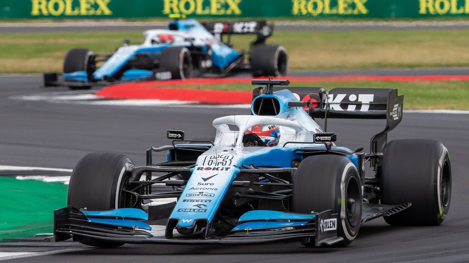 
                <strong>Verlierer: Team Williams</strong><br>
                Die Saison 2019 war für das britische Traditionsteam der Formel 1 noch katastrophaler als das ohnehin schon schwache Vorjahr! Nur einen einzigen Punkt konnte der neunmalige Weltmeister-Rennstall in der Konstrukteurswertung sammeln, 2018 waren es wenigstens noch sieben. Nun war der Abstand zum Mittelfeld noch größer: Die Piloten Robert Kubica und George Russel fuhren hinterher. Der Ruf des einstigen Topteams ist völlig dahin.
              