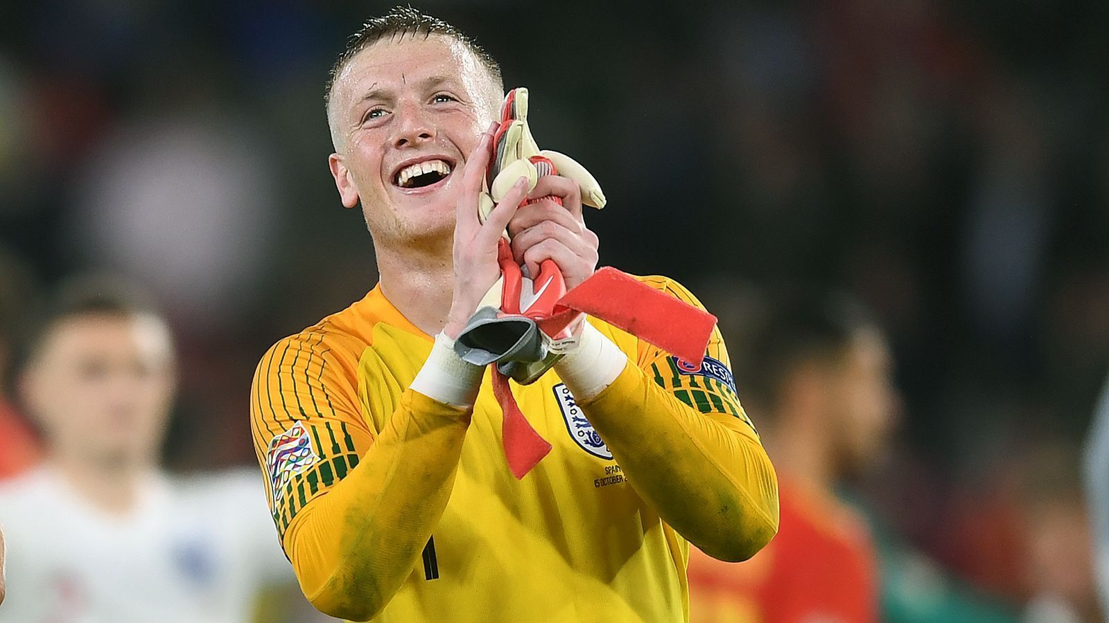 
                <strong>Jordan Pickford (derzeit beim FC Everton)</strong><br>
                Manchester United beschäftigt sich offenbar mit dem englischen Nationaltorhüter Jordan Pickford. Laut "Daily Mail" könnte der 24-Jährige von Everton zum Nachfolger für David de Gea werden - falls dieser den Klub tatsächlich 2019 oder spätestens 2020 verlassen sollte. Demnach planen die "Red Devils" für den Fall eines Abgangs von de Gea ein 67-Millionen-Angebot für Pickford. Dann wäre dieser wohl mit großer Wahrscheinlichkeit auch gesetzt und damit der erste englische Stammkeeper seit Einführung der Premier League 1992 beim amtierenden Rekordmeister Manchester United. Er würde auf durch die Bank hochkarätige, ausländische Vorgänger folgen.
              