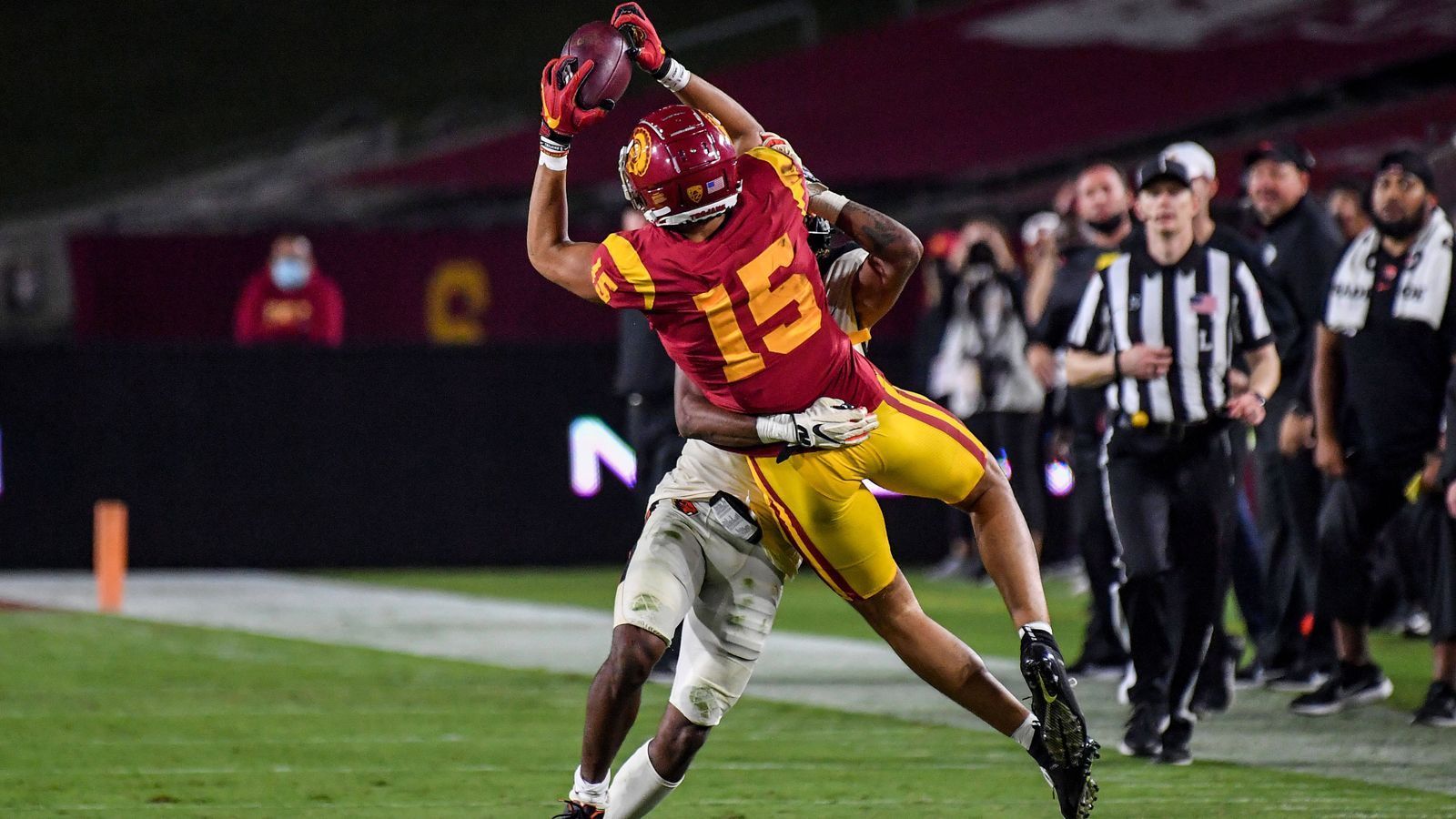
                <strong>11. Pick: Atlanta Falcons - Drake London, WR, USC</strong><br>
                Die Atlanta Falcons haben nach unten getradet und ziehen an elfter Position den zweiten Wide Receiver im Draft. Drake London wird der neue Passempfänger von - vermutlich - Marcus Mariota.
              