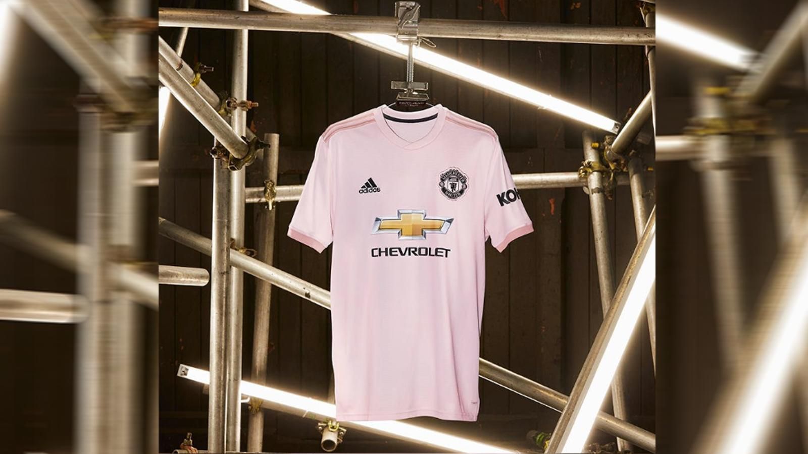
                <strong>Manchester United Auswärtstrikot</strong><br>
                Ungewohnte Farbe für die "Red Devils"! Auswärts läuft Manchester United in dieser Saison in Rosa auf. Inspiriert wurden die Engländer durch die bis 2007 bestehende Sonderausgabe "The Football Pink" der Zeitung "Manchester Evening News", gedruckt auf rosa Papier.
              