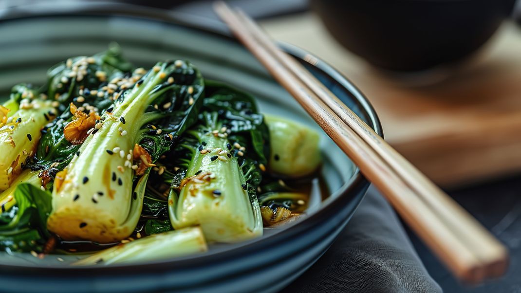 Roh oder knackig angebraten: Der Asia-Klassiker Pak Choi punktet mit wenig Kalorien.