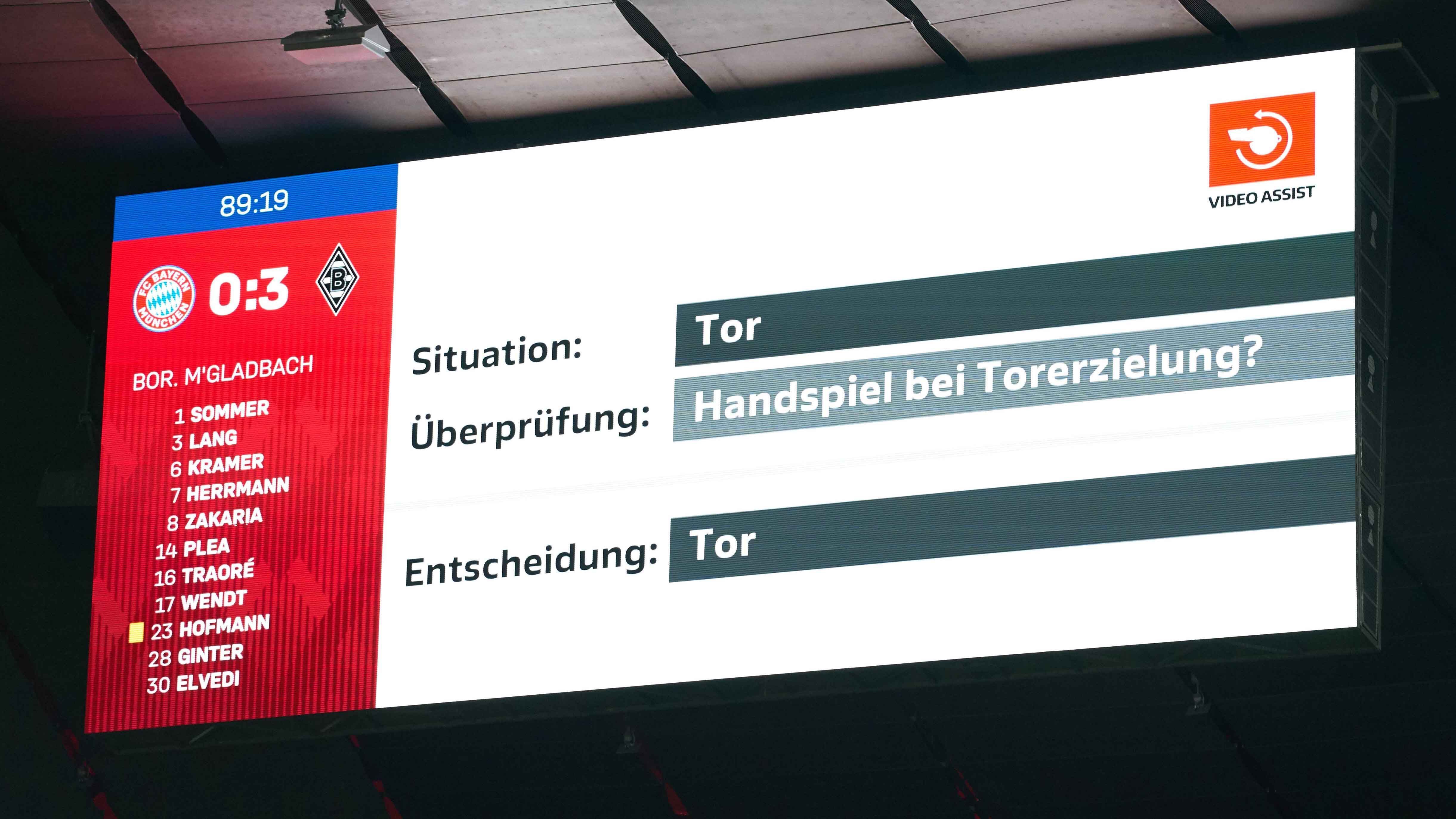 
                <strong>Nie mehr Hand-Tore</strong><br>
                Die größte Regeländerung gibt es beim Handspiel. Ab sofort ist jedes Tor irregulär, welches mit einer Hand oder einem Arm erzielt oder im Vorfeld mit einem Handspiel ermöglicht wurde - egal ob absichtlich oder unabsichtlich. Unabhängig ob vorsätzlich oder nicht besagt die neue Regel nun auch, dass ein Vergehen vorliegt, wenn der Spieler seine Körperfläche unnatürlich vergrößert oder wenn sich der Arm über der Schulter befindet und den Ball berührt. Dabei spielt eine kurze Distanz kein Rolle. Jedoch muss der Schiedsrichter kein Vergehen pfeifen, wenn ein fallender oder am Boden liegender Spieler sich mit der Hand abstützt und dabei angeschossen wird (Voraussetzung, dass die Körperfläche nicht unnatürlich vergrößert wird oder der Arm sich über der Schulter befindet). Laut IFAB sei der Ballkontakt mit dem Arm oder Hand in solchen Situationen "oft unvermeidbar". 
              