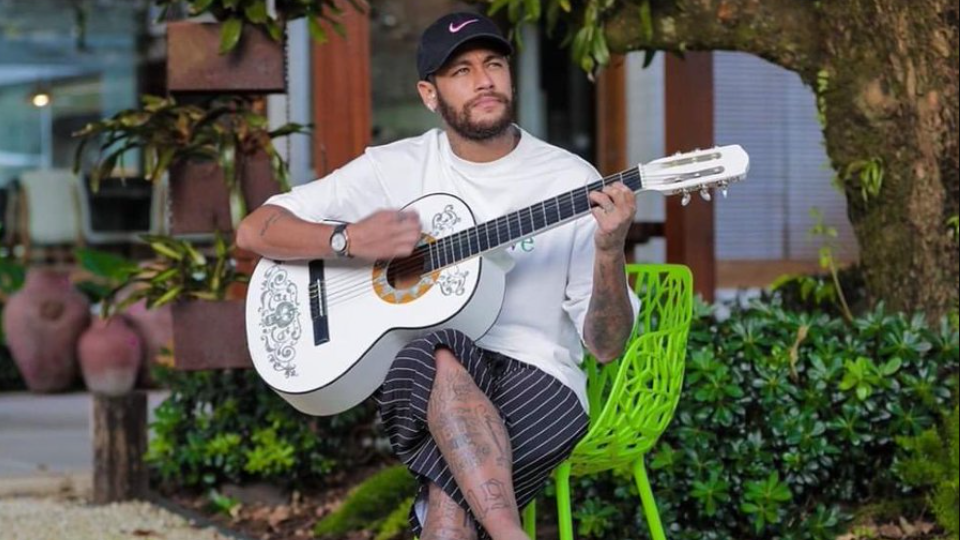 <strong>Neymar (Musiker)</strong><br>Als Kind wollte Superstar Neymar unbedingt Musiker werden. Wie er diesen Traum erreichen sollte, hat der brasilianische Nationalspieler allerdings nicht ganz durchdacht, wie er in einem Interview mit der spanischen Sportzeitung "Marca" verriet: "Wenn ich kein Fußballer geworden wäre, wäre ich Musiker geworden. Ich glaube aber, ich hätte auf ganzer Linie versagt, weil ich weder singen noch ein Instrument spielen kann."