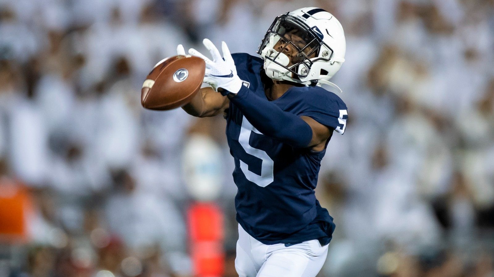 
                <strong>College Football mit Jahan Dotson</strong><br>
                Am Samstagabend ist endlich wieder Zeit für College Football. Ab 17.45 Uhr empfangen die Penn State Nittany Lions die Illinois Fighting Illini (live auf ProSieben MAXX und ran.de). Einer, der bei der Partie wie kaum ein anderer im Fokus stehen wird, ist Jahan Dotson. Der Wide Receiver von Penn State beeindruckt Woche für Woche und liefert starke Zahlen. ran stellt euch den 21-Jährigen, der bereits als Erstrundenpick gehandelt wird, vor.
              