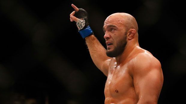 
                <strong>Ilir Latifi</strong><br>
                Ilir Latifi ("The Sledgehammer"): Latifi hat bei UFC Hamburg die große Chance, sich mit einem Sieg in die Top 10 zu katapultieren. Damit wäre auch ein Titelkampf nicht mehr weit entfernt. Der Schwede geht mit einer beeindruckende Bilanz in den Kampf. Fünf der letzten sechs Fights entschied "The Sledgehammer" für sich. 
              