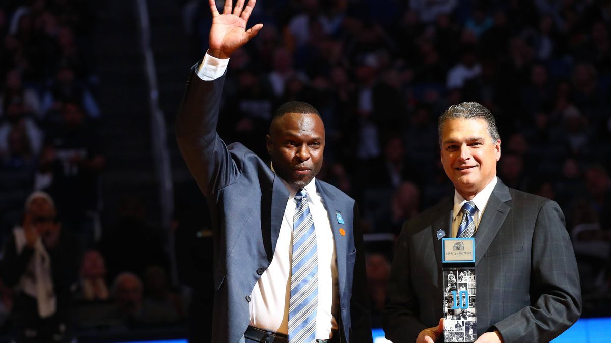 NBA, Basketball Herren, USA Dallas Mavericks at Orlando Magic Feb 21, 2020; Orlando, Florida, USA; Orlando Magic player Darrell Armstrong is inducted into Orlando Magic Hall of Fame by CEO Alex Mar...