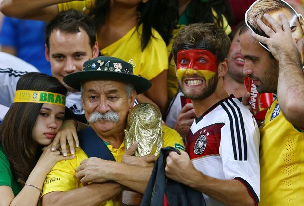 
                <strong>Brasilien-Fan und die WM-Trophäe</strong><br>
                Fast schon zur Legende wurde dieser Brasilien-Fan: Nach der Niederlage übergab er seine WM-Trophäe sinnbildlich an einen deutschen Fan. 
              