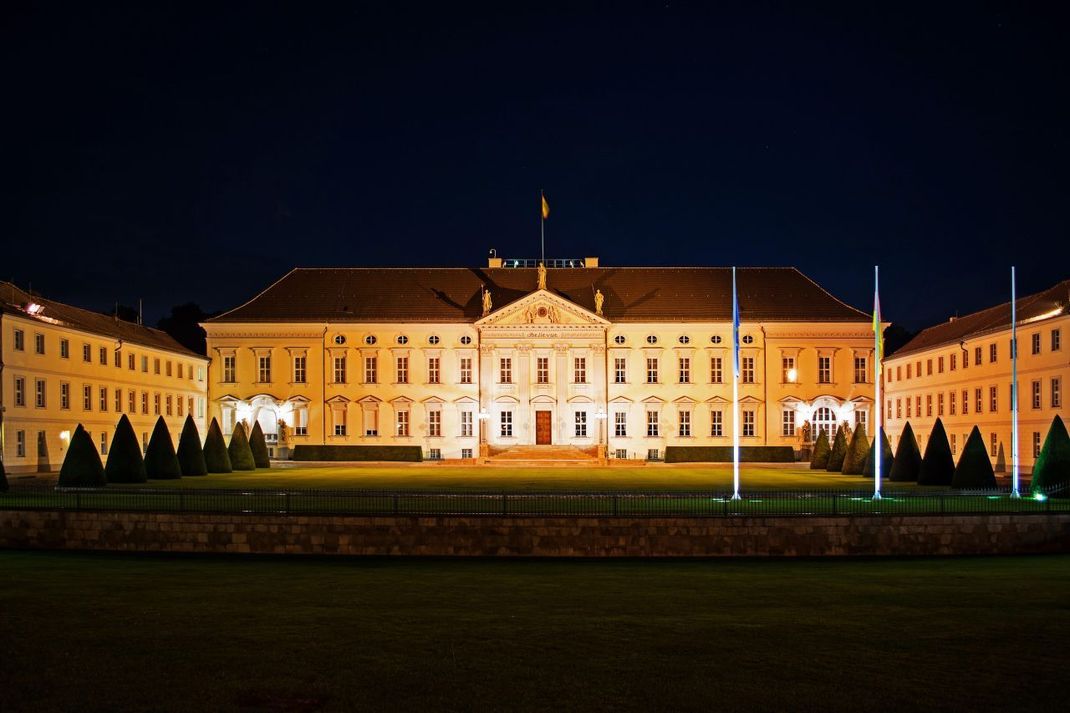 Tourist:innen können das Schloss Bellevue grundsätzlich besuchen. Für eine Führung ist aber vorausschauende Planung wichtig: In der Regel musst du auf einen Termin mehrere Monate warten.