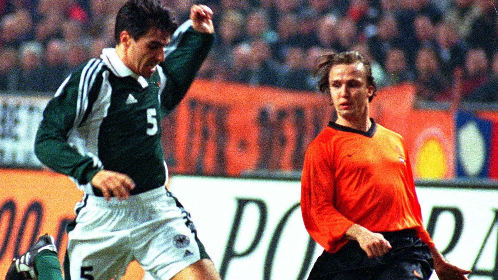 <strong>Niederlande – Deutschland 2:1 (2000, Freundschaftsspiel)</strong><br>
                Kennt noch jemand Zoltan Sebescen? Genau, der gelernte Mittelfeldspieler wird in diversen Rückblicken als typisches One-Hit-Wonder geführt. Seine 45 Minuten gegen die Niederlande, in denen er, vom damaligen Bundestrainer Erich Ribbeck als Rechtsverteidiger eingesetzt, beide Tore verschuldet, sind tatsächlich hitverdächtig.
