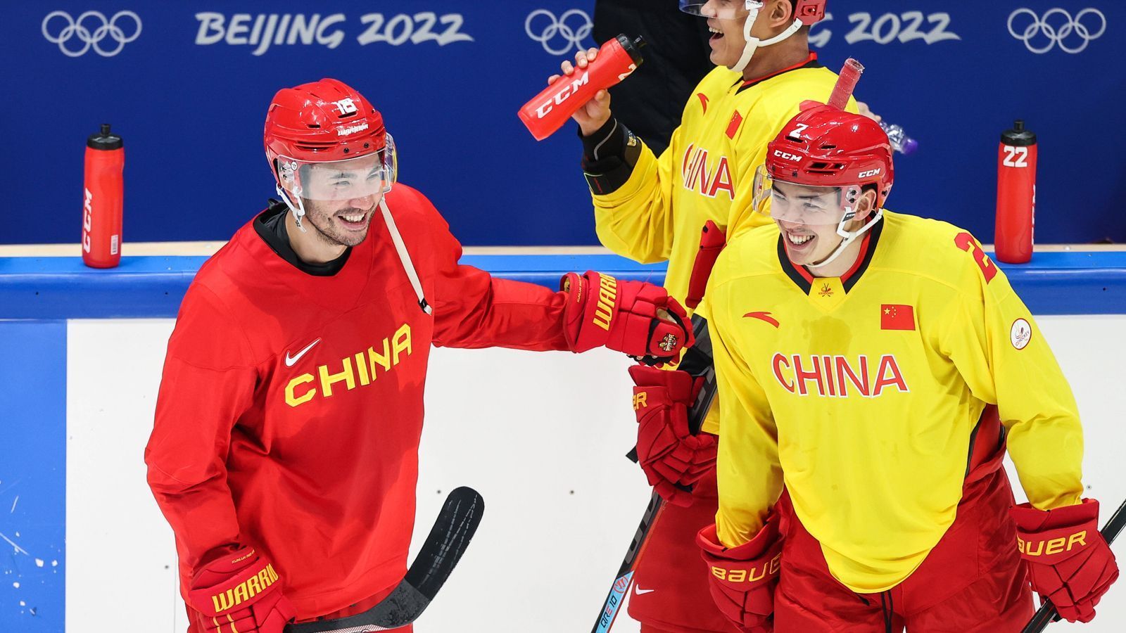 
                <strong>17 Ausländer! China überrascht mit Eishockeymannschaft</strong><br>
                Als Gastgeber ist China 2022 das erste Mal überhaupt für das olympische Eishockeyturnier qualifiziert. Als 32. der Weltrangliste gelten die Asiaten sportlich eigentlich als chancenlos. Der chinesische Eishockeyverband nominierte ausschließlich Spieler vom chinesischen Klub Kulun Red Star, welcher am Spielbetrieb der russischen KHL teilnimmt. Von den 25 Spielern sind 17 eingebürgert, unter anderem finden sich 13 Kanadier, drei Amerikaner und ein Russe im Kader. Ob das der Mannschaft einen Leistungsschub verleiht, wird spannend zu sehen sein. Am zweiten Spieltag der Vorrunde trifft das chinesische Team auf Deutschland.
              
