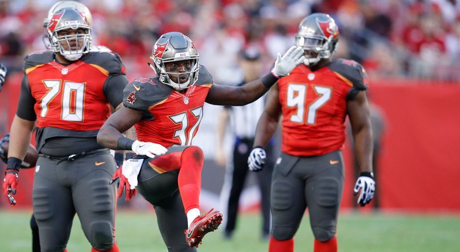 
                <strong>NFC Seed 3: Tampa Bay Buccaneers</strong><br>
                NFC Seed 3: Tampa Bay BuccaneersWeek 15 at Dallas Cowboys: NiederlageWeek 16 at New Orleans Saints: SiegWeek 17 vs Carolina Panthers: SiegBilanz: 10-6, Erster der NFC SouthWild Card Round: vs Atlanta Falcons
              