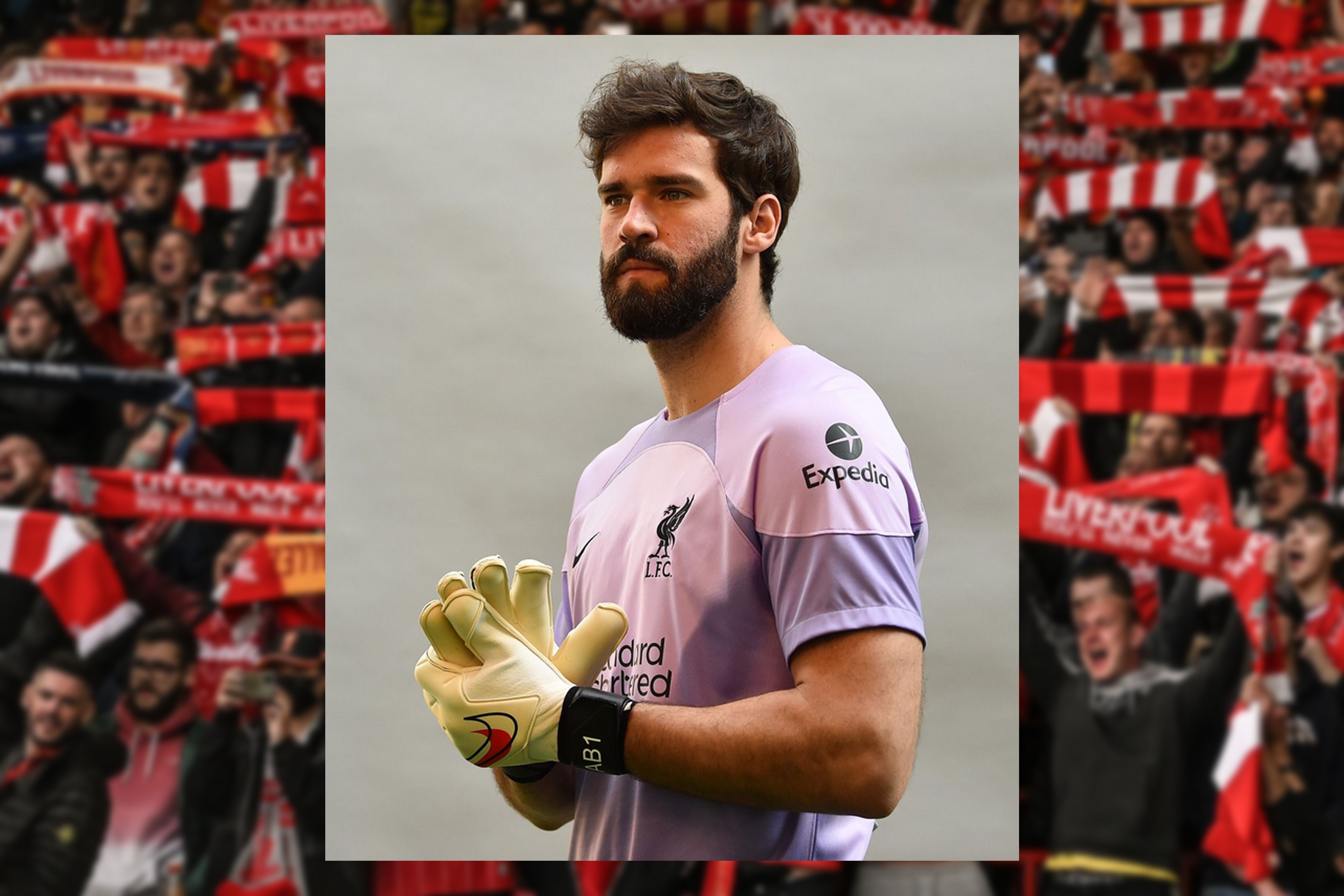 
                <strong>Liverpool FC Torwarttrikot 2022/23</strong><br>
                Etwas ungewohnt kommt dagegen das Torwarttrikot der Engländer daher. In einem modern designten, fliederfarbenen Trikot wird der Brasilianer Alisson Becker künftig auflaufen.
              