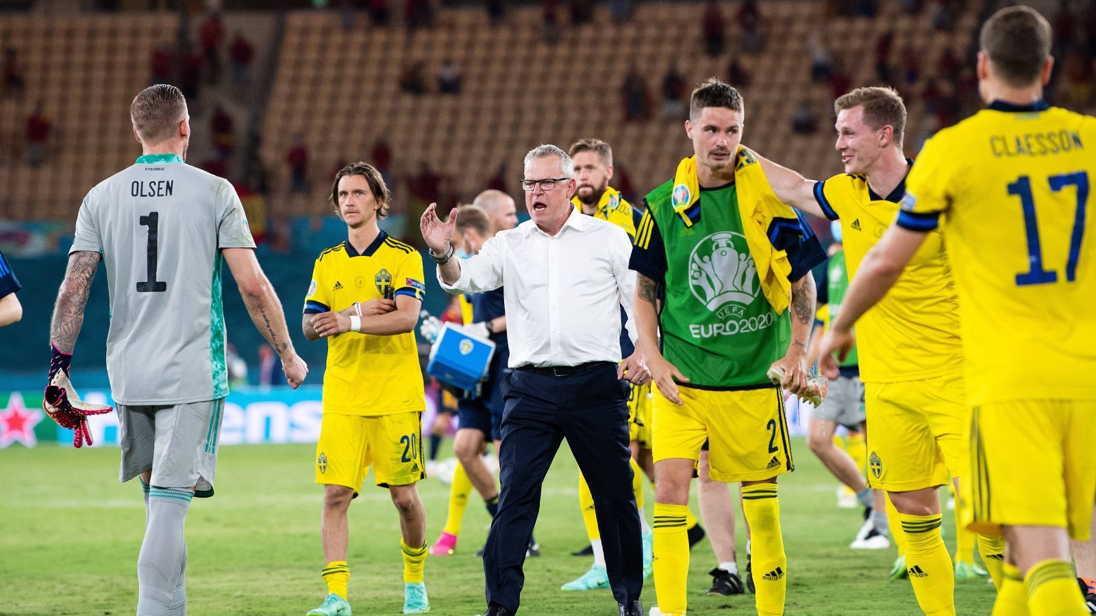 
                <strong>Gewinner: Das schwedische Bollwerk</strong><br>
                Für Spanien war es zum Verzweifeln. Im Olympiastadion Sevillas spielte über 90 Minuten bei der Partie Spanien gegen Schweden eigentlich nur ein Team: Das der Furia Roja. Dennoch reichte es nur zu einem 0:0. Das lag vor allem am überragenden schwedischen Keeper Robin Olsen und dem Innenverteidiger-Duo Victor Lindelöf und Marcus Danielson. Am Ende mussten sich die Schweden sogar noch ärgern, dass Marcus Berg in der 2. Halbzeit aus kurzer Distanz das leere Tor verfehlte. Die Skandinavier hätten am Ende sogar alle drei Punkte mitnehmen können.
              