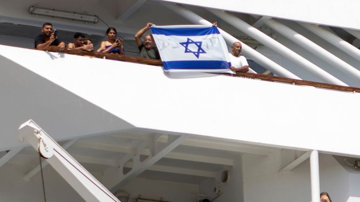Ein letzter Gruß beim Ablegen von Rhodos: Israelische Touristen halten ihre Nationalflagge hoch.