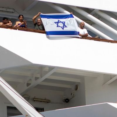 Ein letzter Gruß beim Ablegen von Rhodos: Israelische Touristen halten ihre Nationalflagge hoch.
