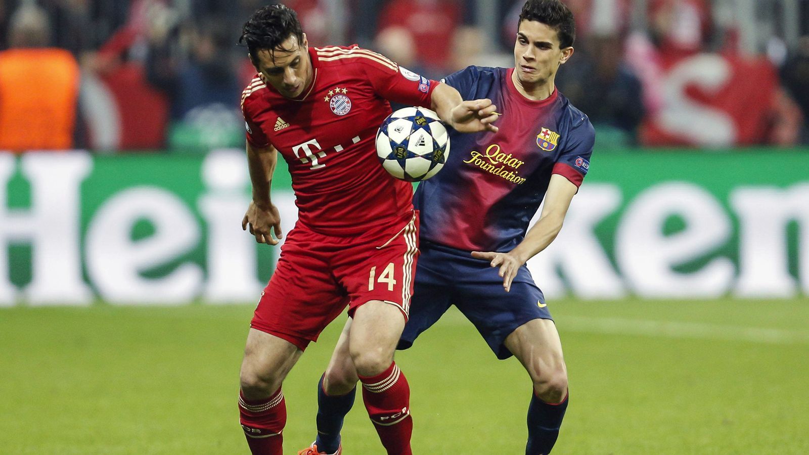 
                <strong>Claudio Pizarro</strong><br>
                Für rund sieben Minuten durfte Oldie Claudio Pizarro gegen Barca ran und half mit, den 4:0-Vorsprung zu verwalten. Kurios: Während der damals 34-Jährige schon zu den ältesten Bayern-Spielern zählte, haben eine Reihe jüngerer Mitspieler von einst mittlerweile ihre Karrieren beendet - nicht so Pizarro! Der 41-jährige Peruaner steht immer noch bei Werder Bremen unter Vertrag und kam beim Abstiegskandidaten in der laufenden Saison zu 15 Bundesliga-Einsätzen. An der Weser ist der Torjäger nun schon zum dritten Mal im Laufe seiner Karriere, bei den Bayern spielte er zweimal für längere Zeit. Dazwischen lief er noch ein Jahr für den 1. FC Köln auf. Nach einem möglichen Ende der Laufbahn könnte es erneut nach München gehen. "Ich habe schon einmal von den Leuten des FC Bayern gehört, dass sie gerne wollen, dass ich dort etwas mache. Ich habe auch gesagt, dass das für mich sehr interessant ist", sagte Pizarro der "dpa".
              