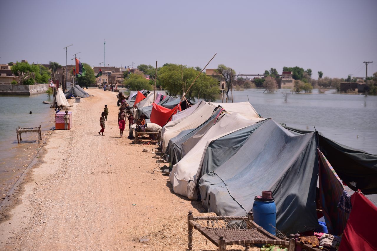 Die Betroffenen vor Ort werden in Not-Unterkünften und Zelten untergebracht. 