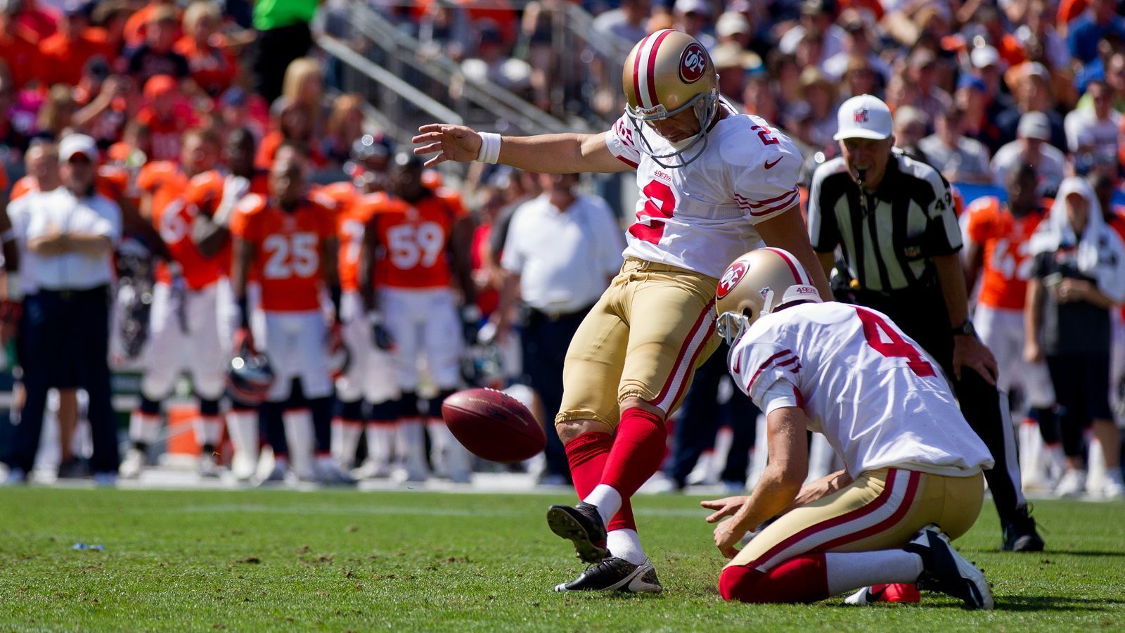 <strong>David Akers - 63 Yards</strong><br>
                David Akers traf am 9. September 2012 aus 63 Yards Entfernung für die San Francisco 49ers beim 30:22-Sieg über die Green Bay Packers.