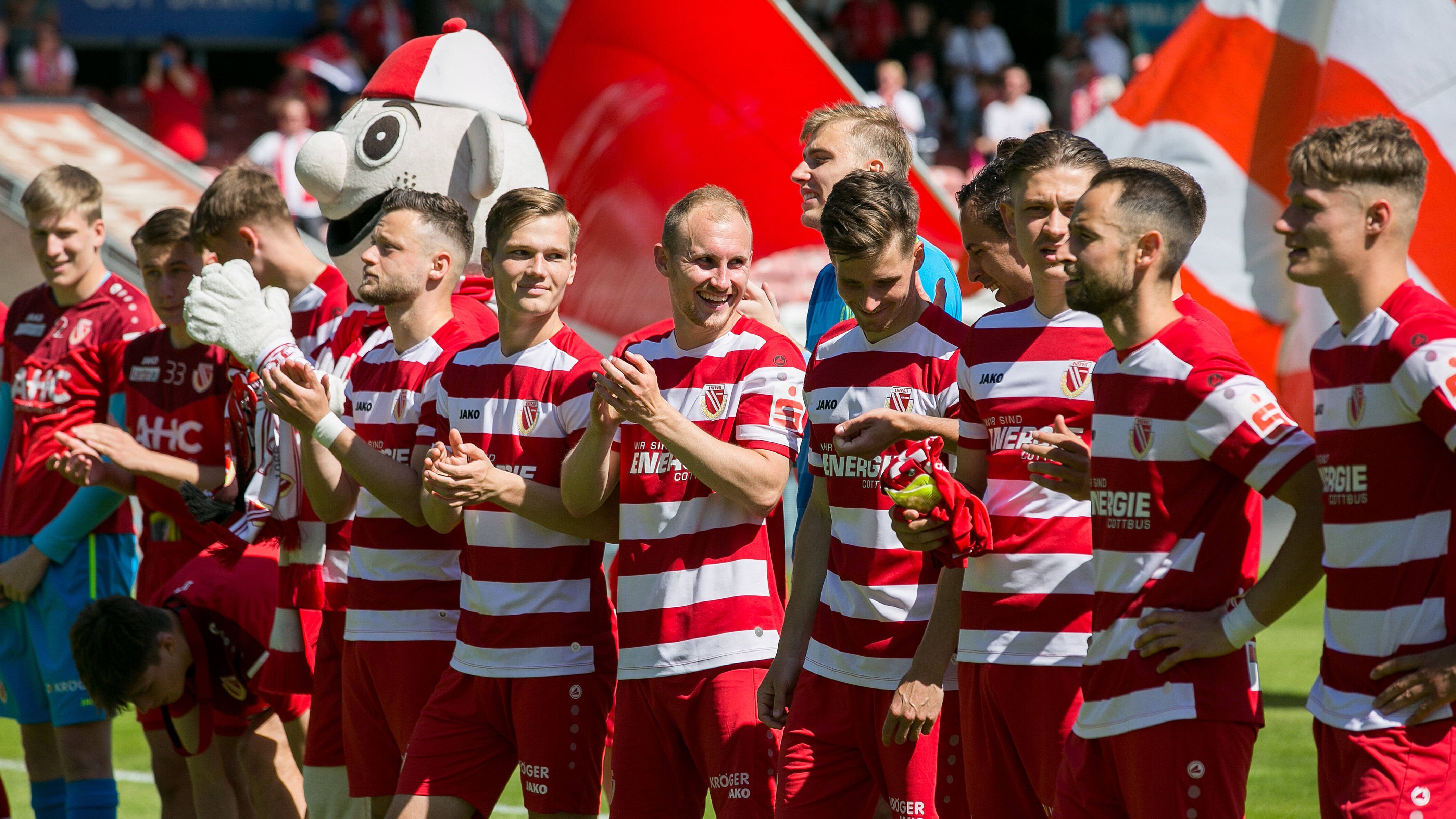 
                <strong>FC Energie Cottbus</strong><br>
                Favoritenrolle gerecht geworden: Energie Cottbus ist im DFB-Pokal dabei - im Landespokal Brandenburg siegt der Regionalligist mit 2:0 gegen den Oberligisten aus Krieschow. 
              