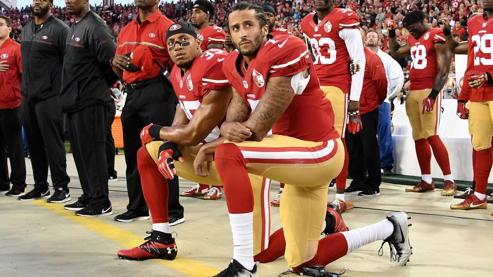 
                <strong>Colin Kaeperniks Geste erobert die Welt</strong><br>
                Vier Jahre nach Colin Kaepernicks Protest gegen willkürliche Polizeigewalt in den USA wird sein Kniefall zum Symbol einer ganzen Bewegung. Nach dem Mord am Afro-Amerikaner George Floyd durch weiße Polizisten gewinnt die #blacklivesmatter-Bewegung weltweit immer mehr prominente Anhänger. Auch Fußballprofis nutzen ihre Popularität, um auch auf dem Platz ein Zeichen gegen Rassismus zu setzen. Diese Stars gingen bereits auf die Knie.
              