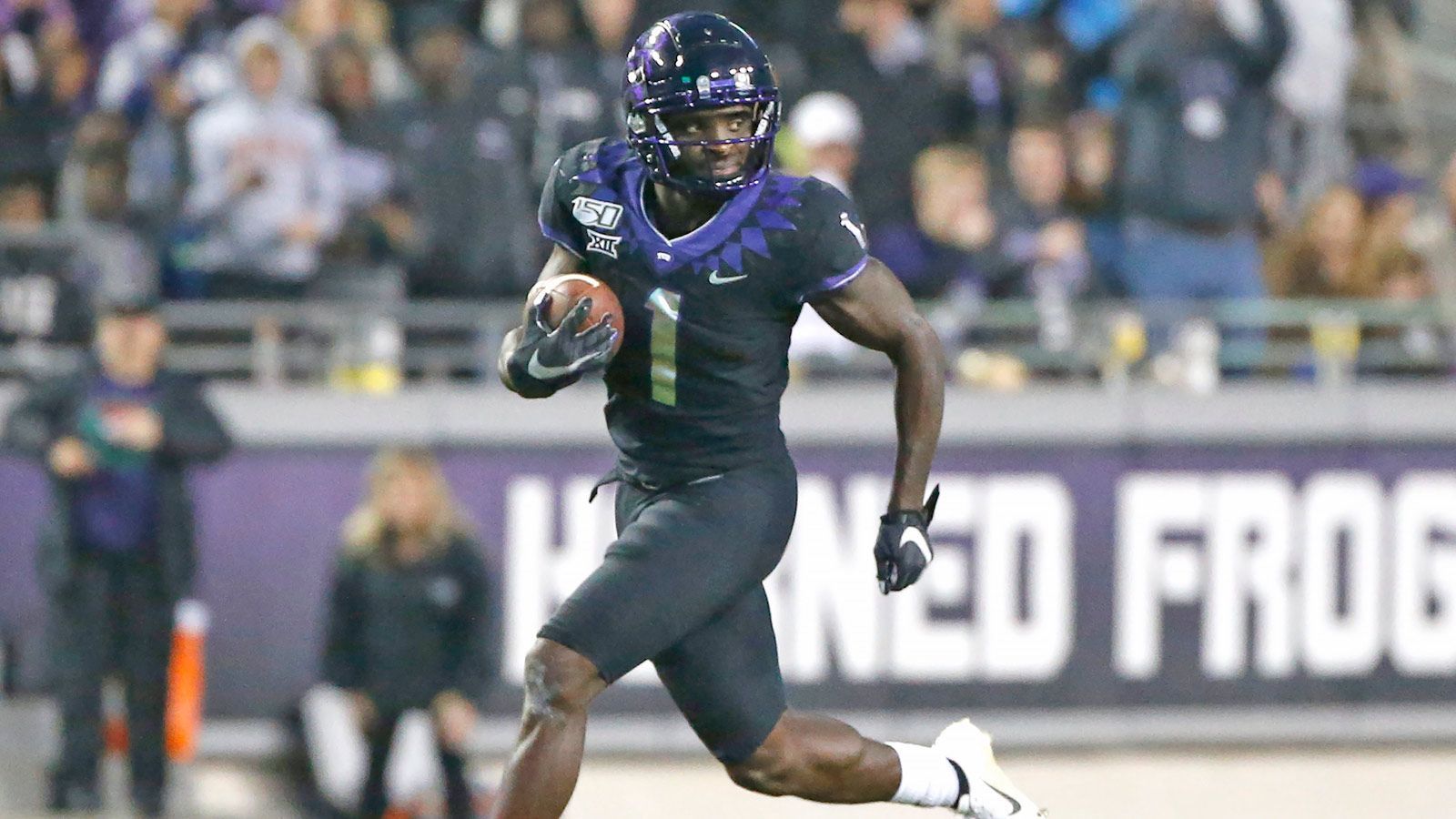 
                <strong>Jalen Reagor (TCU) </strong><br>
                Jalen Reagor ist ein unfassbar schneller und athletischer Wide Receiver, der zu Beginn seiner NFL-Karriere vor allem als Punt-Returner glänzen wird. Als sehr bulliger Spieler mit unglaublich schnellen Beinen wird er die gegnerischen Special Teams in Regelmäßigkeit auseinanderlaufen. Auch im Eins gegen Eins als Outside Receiver wird er in Single Coverage für viel Tumult in der NFL sorgen. Reagor wird nachgesagt, dass er im Route Running noch etwas Probleme hat, was er in einem zu ihm passenden Team allerdings schnell verbessern könnte. Durch seine physisch kräftige Art sollte er im Eins gegen Eins seinen Körper auch gut einsetzen können. Ihm kann zudem zum Vorteil ausgelegt werden, dass er in seiner College-Karriere unter eher durchschnittlichen Quarterbacks spielen musste. Wenn man ihn mit einem NFL-Receiver vergleichen müsste, könnte man ihn vom Spielstil in eine Kategorie mit Curtis Samuel von den Carolina Panthers stecken.
              