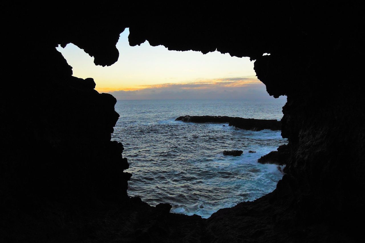 5. Sich in die Höhlen wagen. Über 800 Höhlen sind katalogisiert, aber schätzungsweise sind es über 1000 Höhlen, die die Osterinsel zu einem "Emmentaler" machen. Eine der spektakulärsten ist Ana Kagenga mit ihren zwei Fenstern oberhalb der Steilküste. Entstanden sind die "Guck-Löcher", indem sich einst Lava ihren Weg - durchs Gestein - nach draußen bahnte.&nbsp;