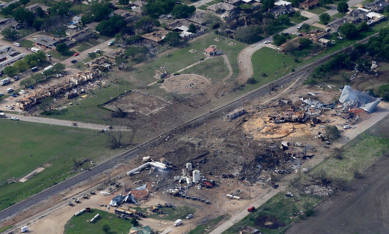 2013, Texas: Auch West Fertilizer, eine Düngemittelfabrik in Texas, wurde von einer Explosion mit Ammonium-Nitrat zerstört. Satellitenbilder zeigen das Ausmaß der Zerstörung. 15 Menschen starben.