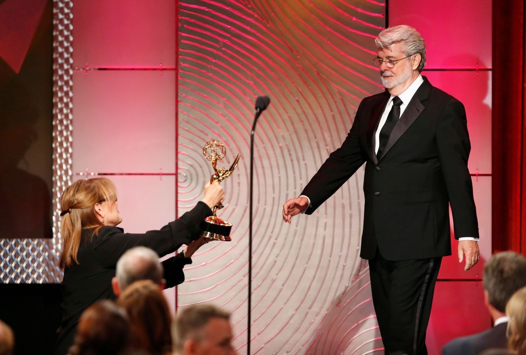 Schauspielerin Carrie Fisher überreicht George Lucas 2013 einen Emmy.