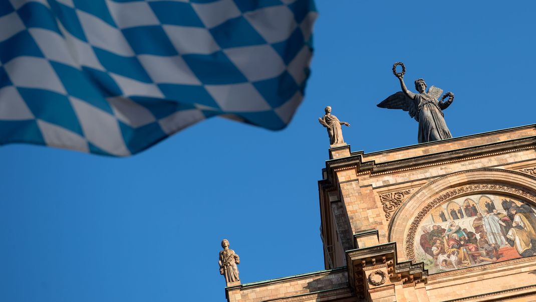 Eine Bayernflagge weht vor dem bayerischen Landtag. 