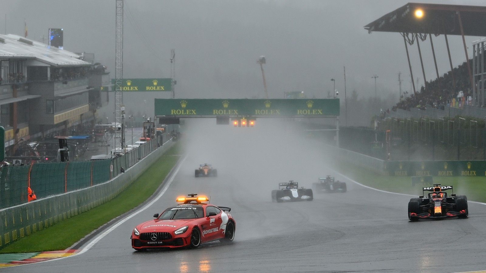 
                <strong>Spa-GP kürzestes Rennen aller Zeiten</strong><br>
                Vor dem Großen Preis von Belgien hätte wohl niemand gedacht, dass das Rennen in den Ardennen als der kürzeste Grand Prix in die Geschichte der Formel 1 eingehen würde. Zwar zog sich die Veranstaltung aufgrund des unermüdlichen Regens über viele Stunden, am Ende umkurvten die Fahrer hinter dem Safety Car aber nur dreimal die Strecke, wovon nur zwei Runden und damit insgesamt 14 Kilometer als Rennen gewertet wurden.
              