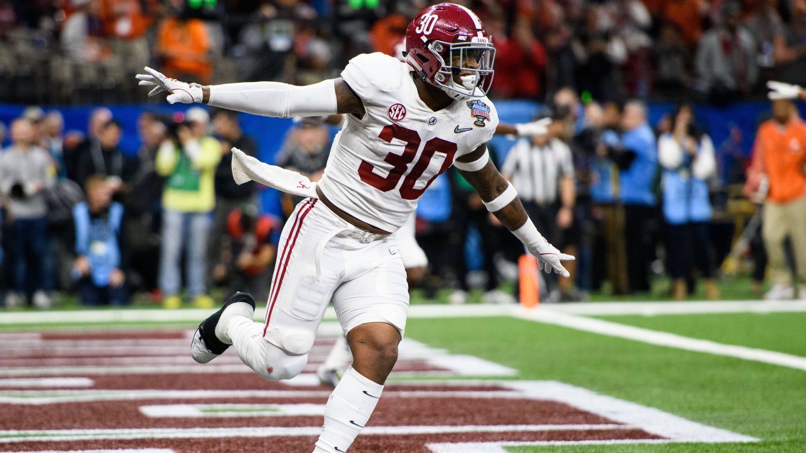 
                <strong>Mack Wilson (Alabama)</strong><br>
                Wilson wird beschrieben als ein moderner Linebacker, der die passende Größe (1,88 Meter), die physische Stärke, die Härte und den Speed mitbringt und zudem dazu in der Lage ist, Coverage-Aufgaben zu erfüllen. Kurzum: Wilson ist die Allzweckwaffe unter den Linebackern. In seiner letzten College-Spielzeit kam er auf 65 Total Tackles, 4,5 Tackles for Loss und einen Sack, fing zudem zwei Interceptions. Er ist kein Ausnahmeathlet, erledigt seine Aufgaben aber konstant gut. Das dürfte ihm einen Pick in der zweiten oder dritten Runde bescheren. 
              