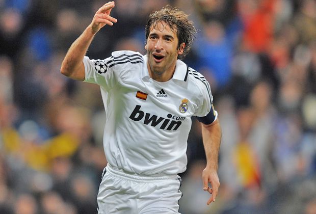 
                <strong>Raul (Real Madrid)</strong><br>
                738 Spiele, 322 Tore. Das ist die Bilanz von Raul bei Real Madrid. Von 1994 bis 2011 trug er das Trikot der Königlichen. Nach einem Abstecher zum FC Schalke 04 ist Raul seit 2012 in Katar bei Al-Sadd unter Vertrag.
              