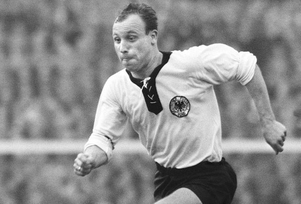 
                <strong>Uwe Seeler (40 Spiele als Kapitän)</strong><br>
                Ein großer Titel blieb "Uns Uwe", wie Uwe Seeler in Hamburg oft genannt wird, mit der deutschen Nationalmannschaft verwehrt. Trotzdem gilt der Mittelstürmer als einer der besten seiner Zeit und führte die DFB-Elf 40 Mal an.
              