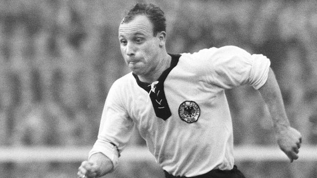 
                <strong>Uwe Seeler (40 Spiele als Kapitän)</strong><br>
                Ein großer Titel blieb "Uns Uwe", wie Uwe Seeler in Hamburg oft genannt wird, mit der deutschen Nationalmannschaft verwehrt. Trotzdem gilt der Mittelstürmer als einer der besten seiner Zeit und führte die DFB-Elf 40 Mal an.
              