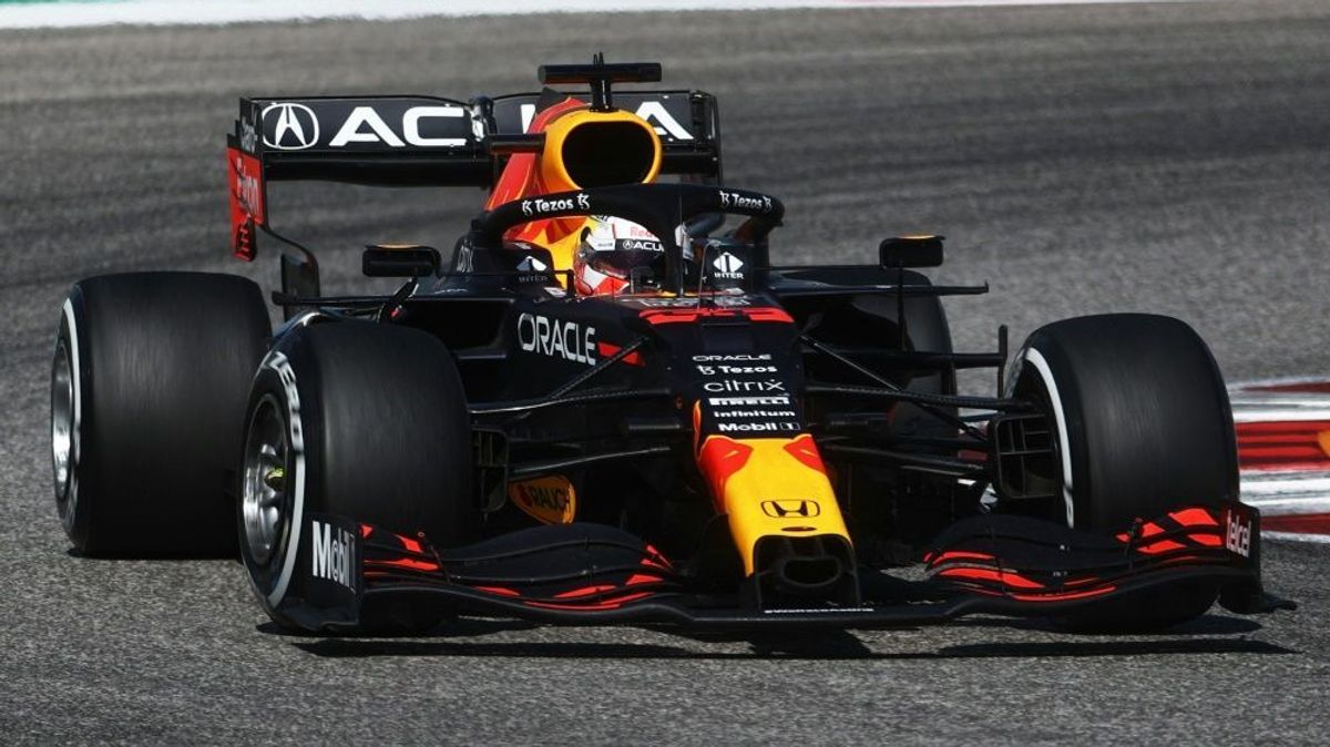 Max Verstappen setzt sich gegen Lewis Hamilton durch