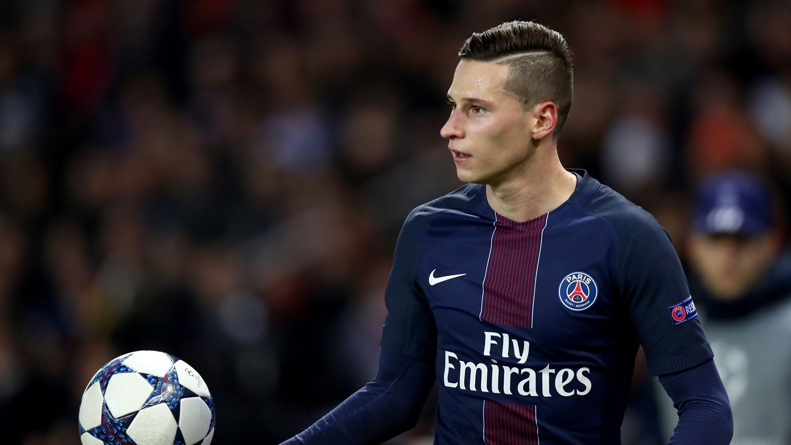 
                <strong>Julian Draxler</strong><br>
                Laut "Sport Bild" ist sogar Julian Draxler wieder ein Thema bei den Bayern - und für kolportierte 40 Millionen Euro wäre der 25-Jährige sogar vergleichsweise günstig zu haben. Aber: "Ich bin weit davon entfernt zu sagen: Ich halte es hier nicht mehr aus, ich muss weg. Im Gegenteil: Ich fühle mich sehr wohl, komme auf meine Spiele, habe einen Super-Trainer und bin in einem Super-Verein", meinte der Nationalspieler zuletzt. Draxlers Wechsel zu den Bayern erscheint vor diesem Hintergrund noch unwahrscheinlicher als der von Sane.
              