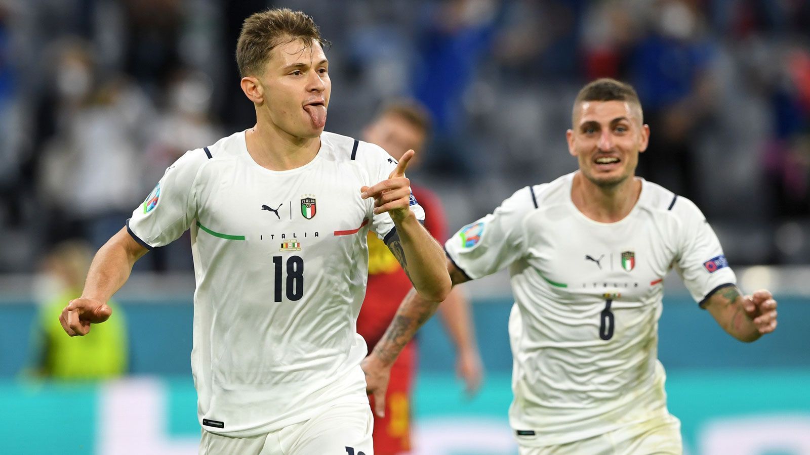 
                <strong>Grund 3: Unausrechenbarkeit in der Offensive</strong><br>
                Offensiv gibt es nicht die klassischen Fixsterne im Spiel. Beim Unterfangen, dem Gegner einzuschenken, tun sich verschiedene Akteure hervor. Das macht es natürlich umso komplizierter und schwerer ausrechenbar. Trotz seiner zwei Turniertreffer in den ersten beiden Spielen scheint Ciro Immobile noch nicht so ganz im Wettbewerb angekommen zu sein. Dafür springen andere in die Bresche. Schon sechs verschiedene Torschützen verzeichnet die "Squadra Azzurra". Sie ging jedes Mal durch einen anderen Spieler mit 1:0 in Führung: Gegen die Türkei war es ein Eigentor von Juventus Turins Merih Demiral, gegen die Schweiz besorgte Manuel Locatelli den Türöffner, gegen Wales war es Matteo Pessina, gegen Österreich dann Federico Chiesa und nun also Nicolo Barella. Die Gegner dürfen also niemanden aus den Augen lassen, jeder kann zustechen.
              