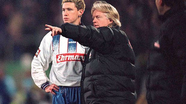 
                <strong>Winfried Schäfer</strong><br>
                Winfried Schäfer: Hohn und Spott musste auch der der Karlsruher Trainer am 11. November 1996 über sich ergehen lassen. Dabei hatte ihn der Stadionsprecher im Heimspiel gegen Leverkusen bei der Einwechslung von Sergej Kirjakow noch gewarnt. "Winnie, zähl deine Ausländer", schrie der Stadionsprecher ins Mikro - zu spät. Denn mit Sean Dundee (li.), Slaven Bilic und Adrian Knup standen schon drei Ausländer auf dem Platz. Dazu kam noch Kirjakow und das war nicht erlaubt. Am Ende war es egal: der KSC verlor ohnehin mit 1:4.
              