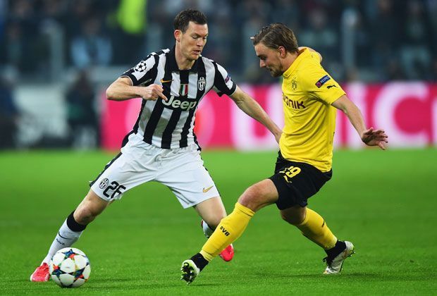 
                <strong>Platz 9: Stephan Lichtsteiner (Juventus Turin)</strong><br>
                Auf dem geteilten neunten Platz überrascht auch Stephan Lichtsteiner. Der Rechtsverteidiger ist eher als Abräumer bekannt. Doch der Schweizer von Juventus Turin wurde bereits 20 Mal gefoult.
              