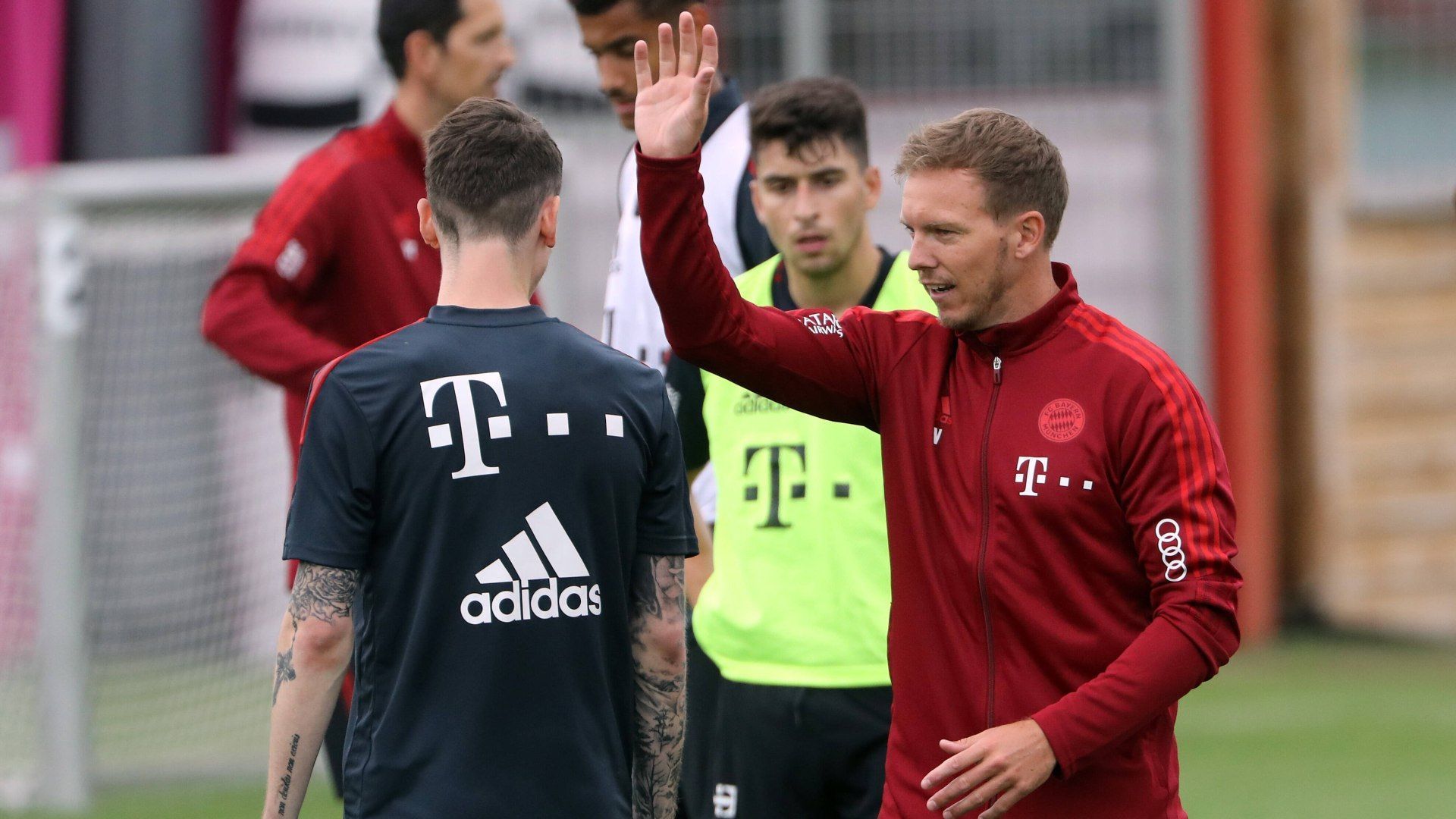 
                <strong>Trainingsauftakt in München: Diese Spieler müssen sich jetzt unter Nagelsmann beweisen</strong><br>
                Am Mittwoch war es soweit: Der neue Bayern-Trainer Julian Nagelsmann lud zum Trainingsauftakt ein. Aufgrund der laufenden Europameisterschaft befindet sich ein Großteil der Stars noch im Urlaub, weshalb dem Neu-Coach zunächst ein Rumpfkader zur Verfügung stand. Die perfekte Möglichkeit für die zweite Reihe, sich für größere Aufgaben zu empfehlen. ran zeigt die Spieler, die sich unter Nagelsmann nun beweisen müssen. 
              