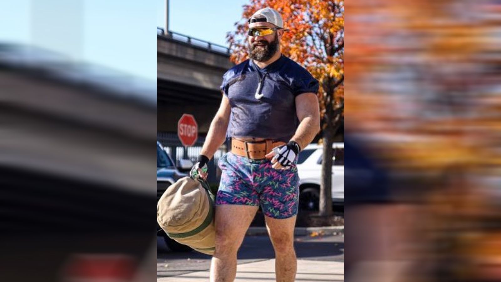 
                <strong>Jason Kelce</strong><br>
                Allerding sorgte der 35-Jährige in der Vergangenheit auch schon für das ein oder andere Outfit, über das gesprochen wurde. In diese Kategorie fällt diese Variante, mit dem er zu einem Spiel seiner Eagles kam und dabei im ersten Moment eher an einen ambitionierten Kraftsportler als an einen NFL-Star erinnerte. 
              