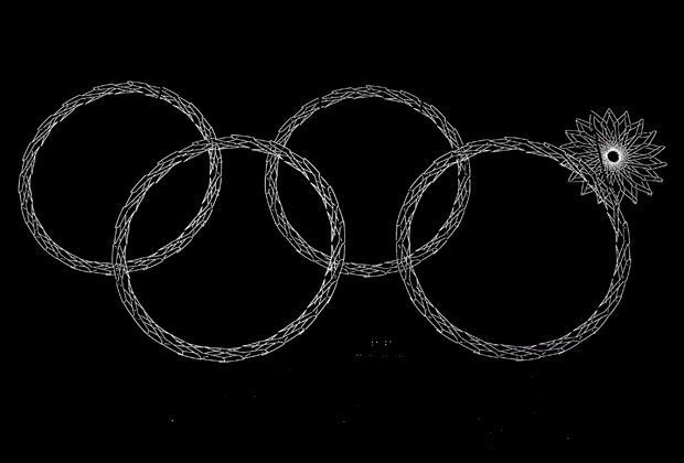 
                <strong>Neues Olympia-Emblem?</strong><br>
                Mit einer imposanten Feier werden die 22. Olympischen Winterspiele in Sotschi eröffnet. Im neuen Olympiastadion erstrahlen die weltberühmten Ringe - wobei sich einer aus dem Quintett etwas sträubt und so für ein ungewohntes Bild sorgt.
              