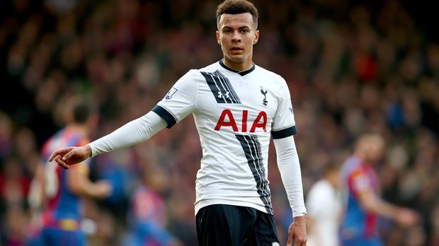 
                <strong>Dele Alli (Tottenham Hotspur)</strong><br>
                Dele Alli (Tottenham Hotspur): In 31 Spielen macht Dele Alli bislang 17 Scorerpunkte. Eine überragende Marke für den Newcomer von Tottenham. Alli ist im zentralen Mittelfeld zu Hause und Bindungsglied zwischen Defensive und Offensive. Viermal wurde er in die Elf der Woche gewählt. Das 20-jährige Supertalent ist seit dieser Saison auch A-Nationalspieler. Gegen Deutschland stand er über die volle Distanz auf dem Platz. Es ist seine erste Nominierung zum Nachwuchsspieler des Jahres in der Premier League.
              